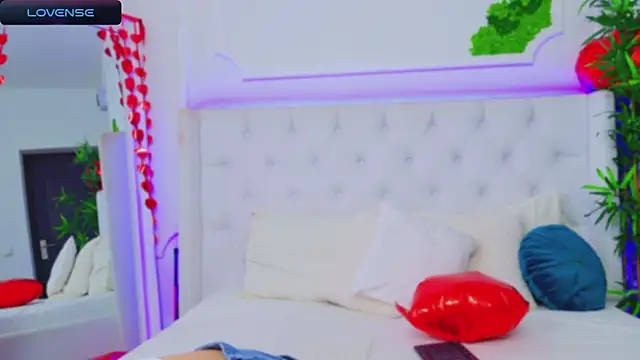 Snapshot of AriannaSins chatting on 02.18.25 AriannaSins online show from 02.18.25