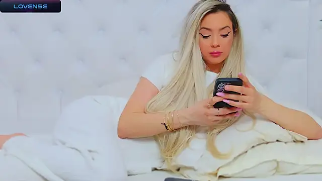 Snapshot of AriannaSins chatting on 02.24.25 AriannaSins online show from 02.24.25