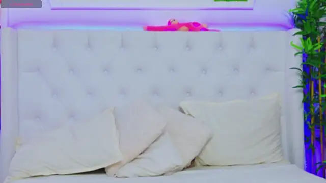 Snapshot of AriannaSins chatting on 02.25.25 AriannaSins online show from 02.25.25