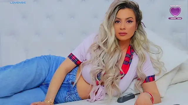 Snapshot of AriannaSins chatting on 03.05.25 AriannaSins online show from 03.05.25