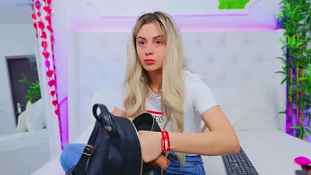 Snapshot of AriannaSins chatting on 03.08.25 AriannaSins online show from 03.08.25