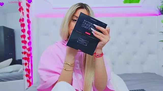 Snapshot of AriannaSins chatting on 03.11.25 AriannaSins online show from 03.11.25