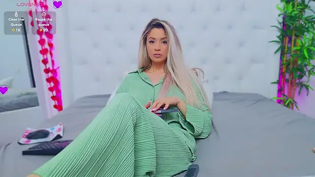 Snapshot of AriannaSins chatting on 03.18.25 AriannaSins online show from 03.18.25