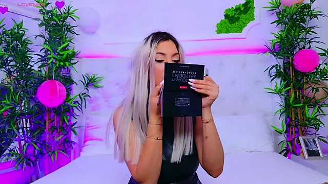 Snapshot of AriannaSins chatting on 09.22.25 AriannaSins online show from 09.22.25