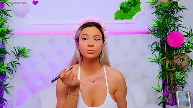 Snapshot of AriannaSins chatting on 09.24.25 AriannaSins online show from 09.24.25