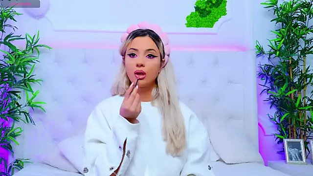 Snapshot of AriannaSins chatting on 10.01.25 AriannaSins online show from 10.01.25