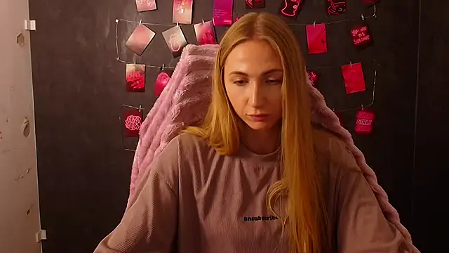 Snapshot of Emma_Moonlightt chatting on 10.20.25 Emma Moonlightt online show from 10.20.25