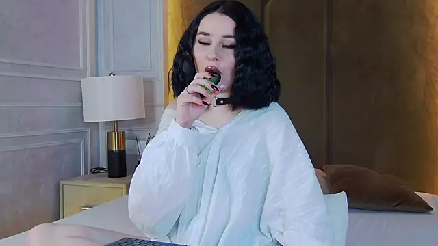 AliceLune online show from 11.27.25