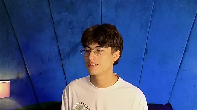 Aaron Eze online show from 11.04.25