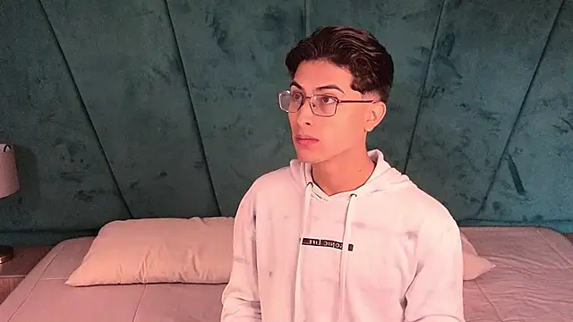 Aaron Eze online show from 03.31.26