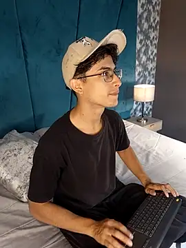 Aaron Eze online show from 04.21.26