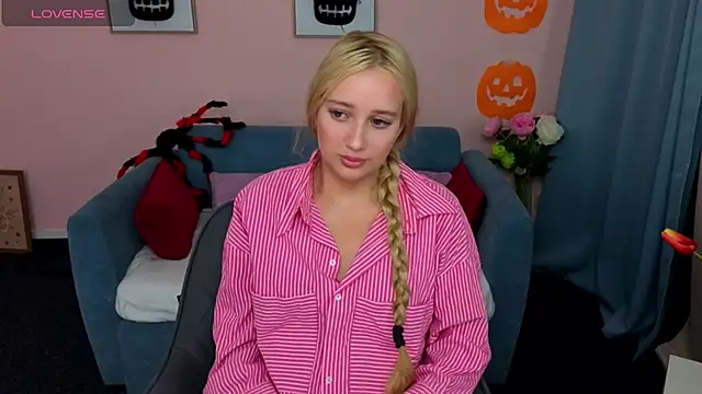 Snapshot of AuroraSkyee chatting on 10.27.25 AuroraSkyee online show from 10.27.25