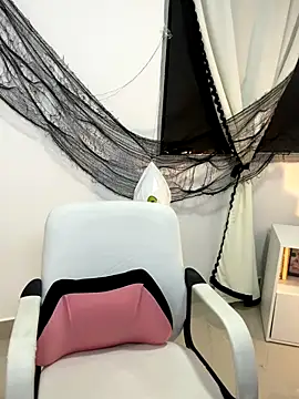 Snapshot of kit_katt chatting on 10.19.25 kit katt online show from 10.19.25
