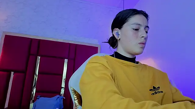 Snapshot of moon_winy chatting on 03.31.26 moon winy online show from 03.31.26
