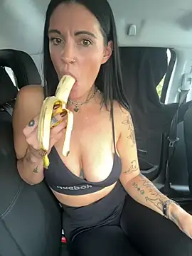 Snapshot of DarkestDreamxox chatting on 10.28.25 DarkestDreamxox online show from 10.28.25