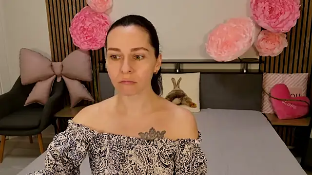 DitaNoir online show from 02.14.26