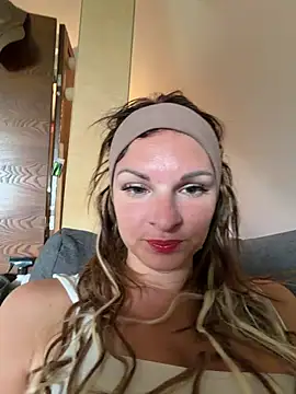 Snapshot of kinkysarahx chatting on 05.17.26 kinkysarahx online show from 05.17.26