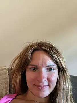 Snapshot of kinkysarahx chatting on 06.19.26 kinkysarahx online show from 06.19.26