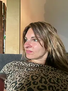 Snapshot of kinkysarahx chatting on 06.25.26 kinkysarahx online show from 06.25.26