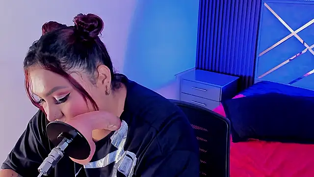 Halleyrosse online show from 11.13.25