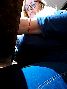 Snapshot of JennyInVegas chatting on 10.27.25 JennyInVegas online show from 10.27.25