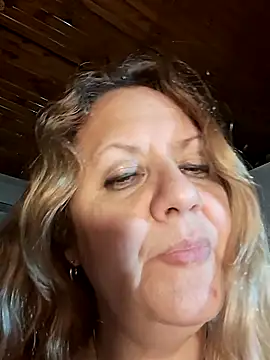 Snapshot of JennyInVegas chatting on 11.04.25 JennyInVegas online show from 11.04.25