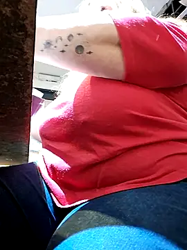 Snapshot of JennyInVegas chatting on 11.05.25 JennyInVegas online show from 11.05.25