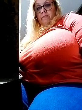 Snapshot of JennyInVegas chatting on 12.04.25 JennyInVegas online show from 12.04.25