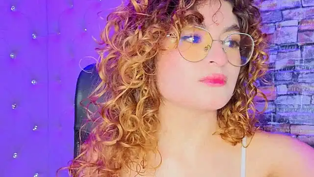 Snapshot of EmiliRouse_ chatting on 10.30.25 EmiliRouse online show from 10.30.25