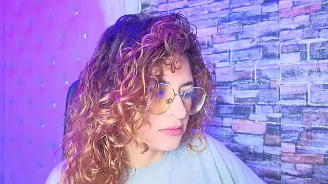 Snapshot of EmiliRouse_ chatting on 11.06.25 EmiliRouse online show from 11.06.25