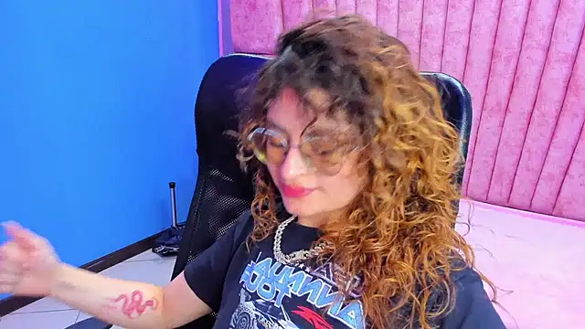 Snapshot of EmiliRouse_ chatting on 11.09.25 EmiliRouse online show from 11.09.25