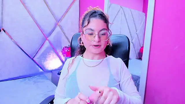 Snapshot of EmiliRouse_ chatting on 11.13.25 EmiliRouse online show from 11.13.25