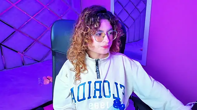 Snapshot of EmiliRouse_ chatting on 11.20.25 EmiliRouse online show from 11.20.25