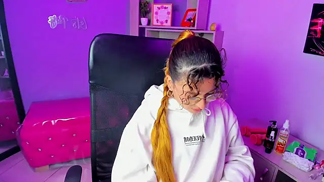 Snapshot of EmiliRouse_ chatting on 11.22.25 EmiliRouse online show from 11.22.25