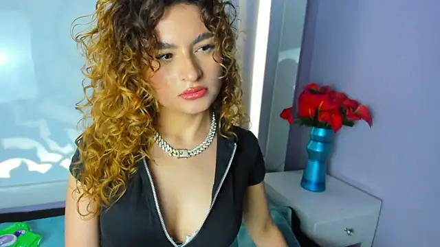 Snapshot of EmiliRouse_ chatting on 11.26.25 EmiliRouse online show from 11.26.25