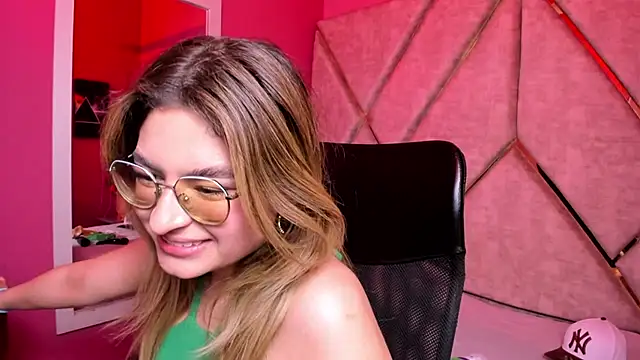 Snapshot of EmiliRouse_ chatting on 12.05.25 EmiliRouse online show from 12.05.25