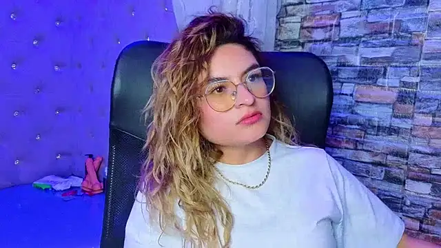 Snapshot of EmiliRouse_ chatting on 12.14.25 EmiliRouse online show from 12.14.25