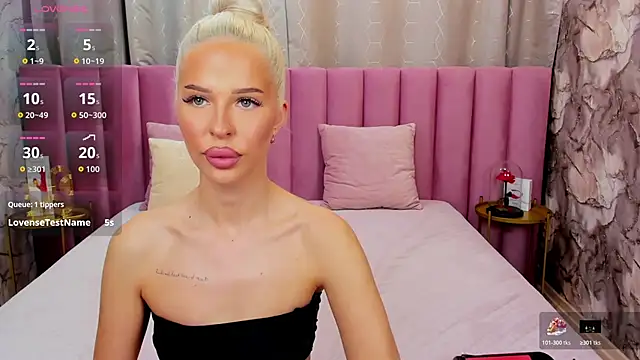 Snapshot of KailaCrystall chatting on 10.19.25 KailaCrystall online show from 10.19.25