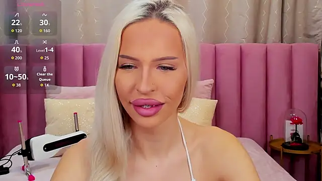 Snapshot of KailaCrystall chatting on 11.24.25 KailaCrystall online show from 11.24.25