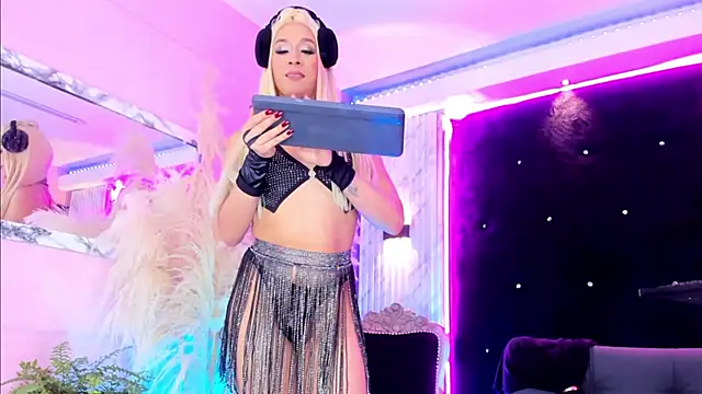 Snapshot of Queens_Wonders_Blonders chatting on 10.26.25 Queens Wonders Blonders online show from 10.26.25