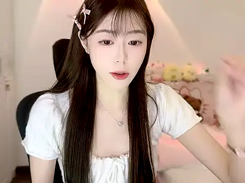 Snapshot of Onecutelittle chatting on 10.26.25 Onecutelittle online show from 10.26.25