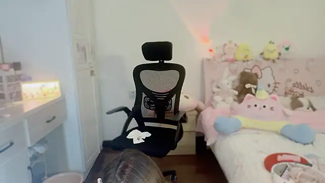 Snapshot of Onecutelittle chatting on 11.05.25 Onecutelittle online show from 11.05.25