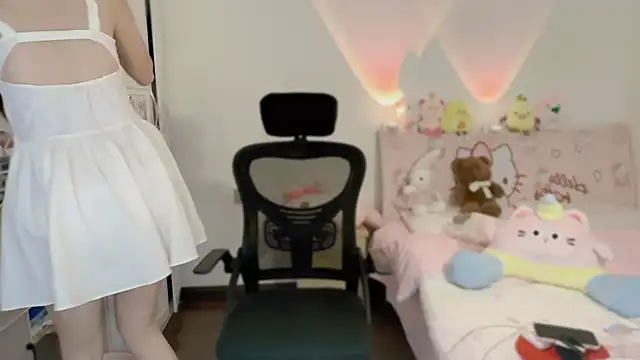 Snapshot of Onecutelittle chatting on 11.08.25 Onecutelittle online show from 11.08.25