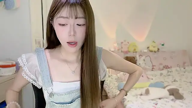 Snapshot of Onecutelittle chatting on 11.13.25 Onecutelittle online show from 11.13.25