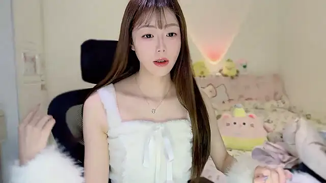 Snapshot of Onecutelittle chatting on 11.26.25 Onecutelittle online show from 11.26.25