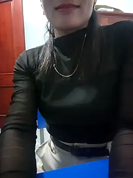 Snapshot of Miube2k chatting on 10.31.25 Miube2k online show from 10.31.25