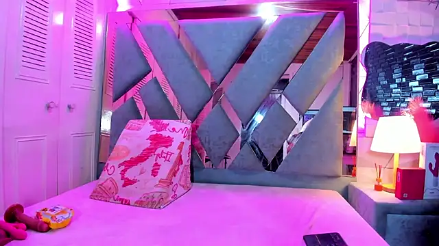 Scarlet Reyes online show from 04.04.26