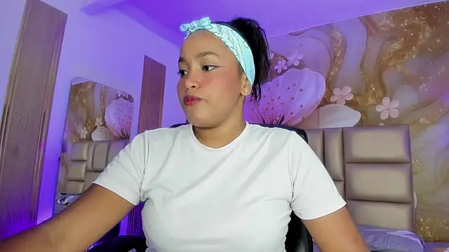 NahomiWalker  online show from 12.04.25