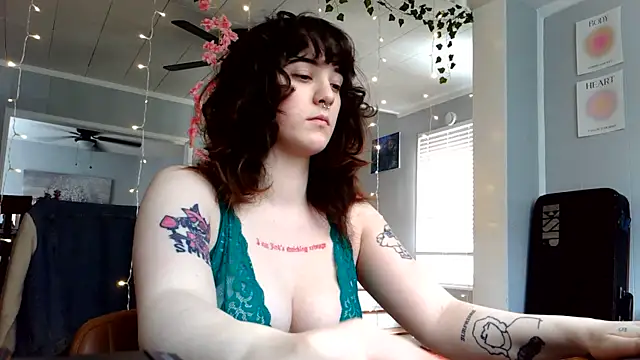 Snapshot of Trickylucy555 chatting on 03.17.26 Trickylucy555 online show from 03.17.26