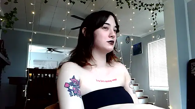 Snapshot of Trickylucy555 chatting on 04.04.26 Trickylucy555 online show from 04.04.26